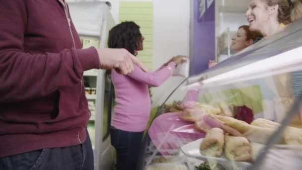 Casual adam taze bir lezzetli pasta ekmek sayaç seçimi — Stok video