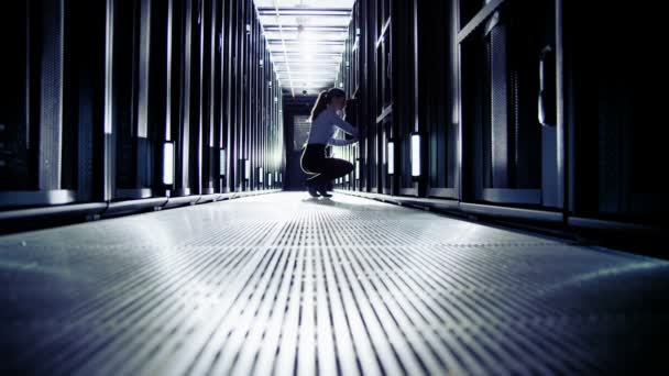 Het ingenieur werken in datacenter — Stockvideo