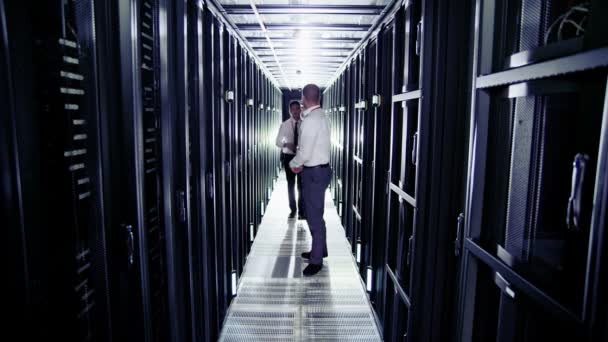 Ingénieurs informatiques travaillant dans un centre de données 