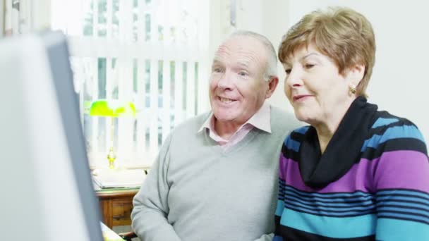 Una pareja de ancianos están utilizando Internet para hablar con sus seres queridos en línea — Vídeo de stock