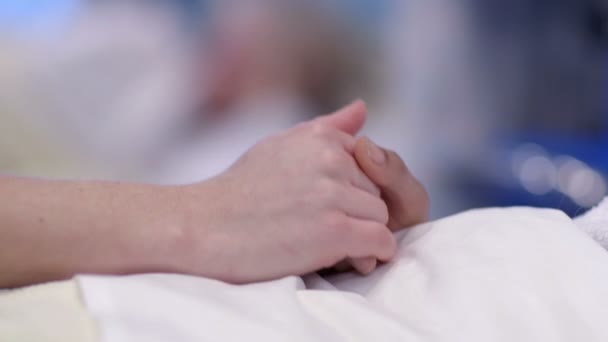 Tenant la main du patient dans le lit d'hôpital — Video