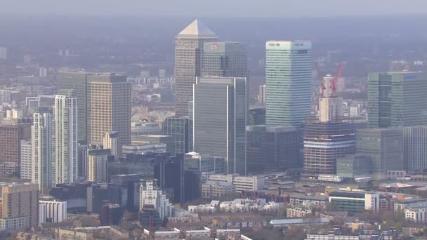 Charakteristické věže canary wharf — Stock video