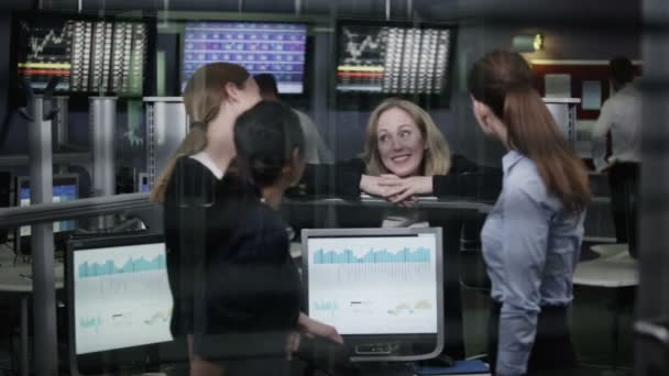Finanzhändler legen Pause ein — Stockvideo