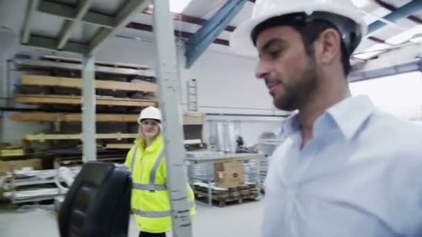 Erkek forklift kamyon şoförü bir fabrika veya Ambar vardiyası başlar — Stok video