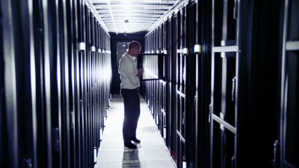 Man het ingenieur werkt in datacenter — Stok video