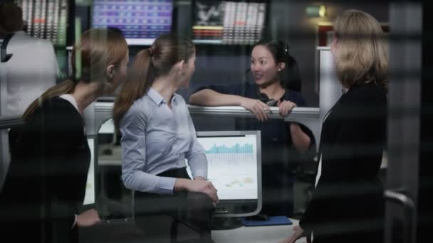 Equipe de comerciantes financeiros do sexo feminino fazer pausa — Vídeo de Stock