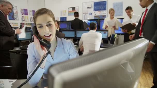 Portrait d'une jeune et ambitieuse trader boursière 