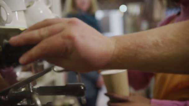 Close-up de uma máquina de café e barista feminino servindo clientes — Vídeo de Stock