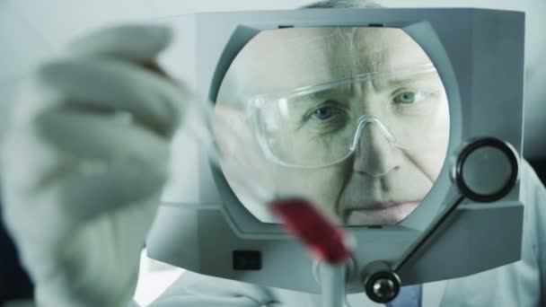 Investigador científico masculino analizando muestras en laboratorio — Vídeos de Stock