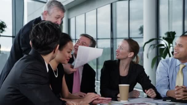 El equipo de negocios celebra una reunión — Vídeos de Stock