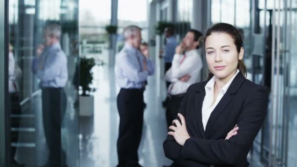 Biznes kobieta stojąc w budynku biurowym — Wideo stockowe