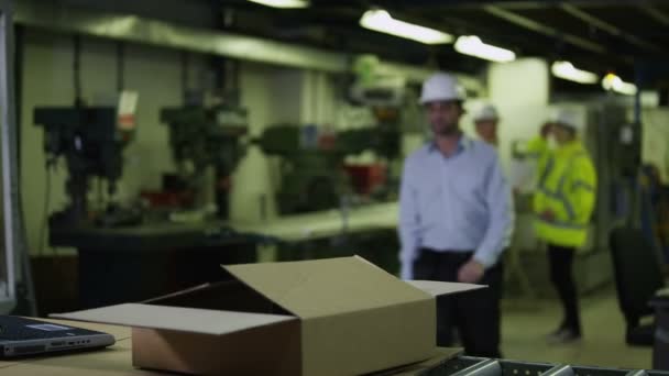 Los trabajadores en un almacén con un ordenador portátil están preparando las mercancías para la entrega — Vídeo de stock