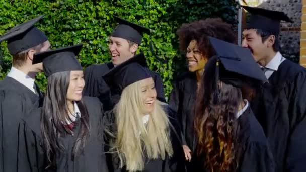 Группа друзей в день окончания школы — стоковое видео