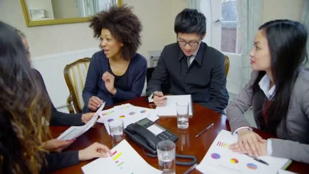 Бізнес команда сидить навколо конференц-столу — стокове відео