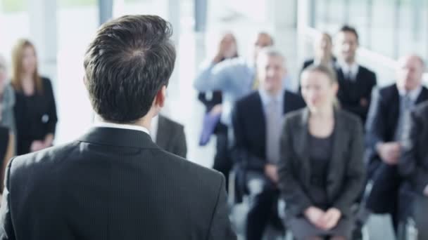 Mensen uit het bedrijfsleven op zakelijke seminar — Stockvideo