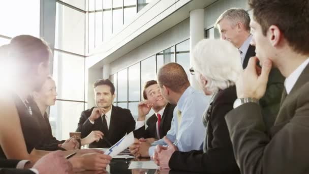 El equipo de negocios celebra una reunión — Vídeos de Stock