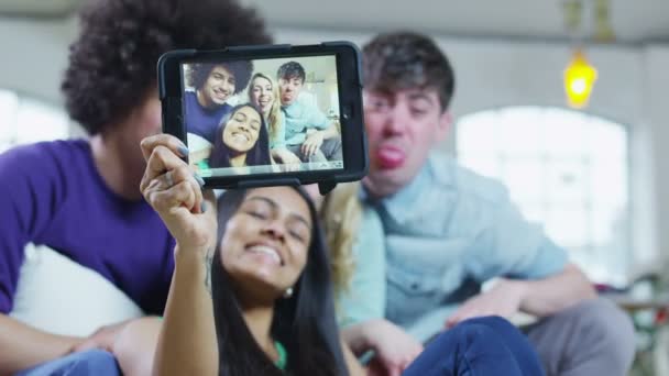 Happy avslappnad unga vänner som poserar för ett foto — Stockvideo