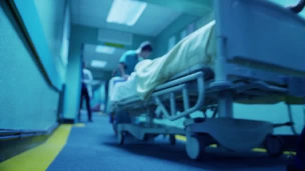 Equipo de emergencia se apresura paciente en camilla — Vídeo de stock