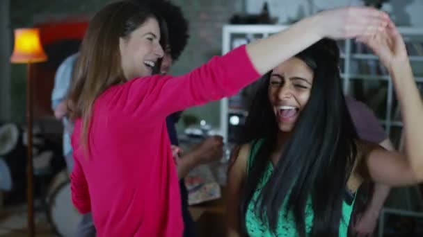 Fröhliche und unbeschwerte Gruppe junger Freunde, die auf einer Hausparty tanzen und flirten — Stockvideo