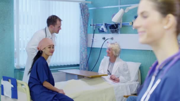 Leende kvinna sjuksköterska på vårdavdelningen — Stockvideo