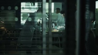 Laboratuvar tesisinde çalışan araştırmacılar