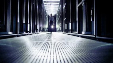 BT Mühendisi kadın veri merkezinde çalışıyor