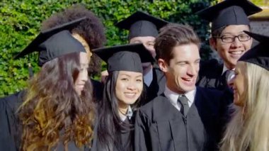 mezuniyet gününde arkadaş grubu