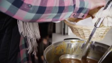 evsizleri besleme için aşevi gönüllü yardım