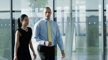 iş adamı ve iş kadını sohbet birlikte