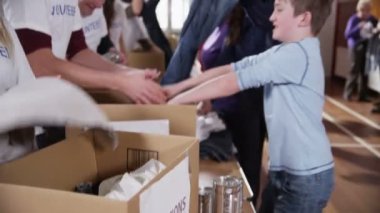 sevimli genç çocuk charity bağış yapar ve bir beşlik gönüllü gelen alır