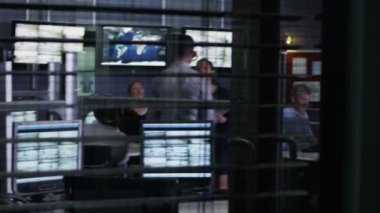 güvenlik personeli ekranları izlemek