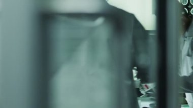 birlikte laboratuvarda çalışan araştırmacılar