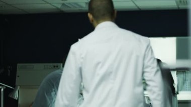 birlikte laboratuvarda çalışan araştırmacılar