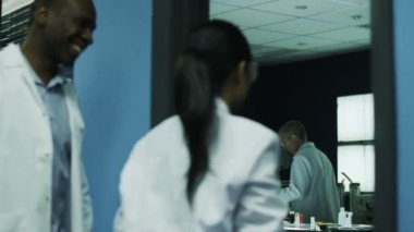 laboratuarda çalışan tıbbi araştırma ekibi