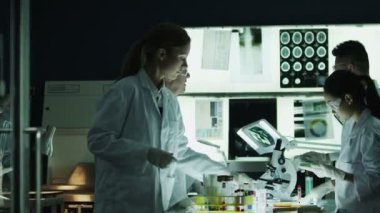 Laboratuvar tesisinde çalışan araştırmacılar