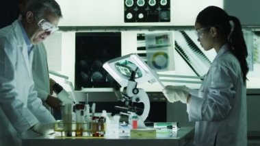 birlikte laboratuvarda çalışan araştırmacılar