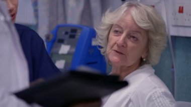 Sağlık ekibi hasta bakımı