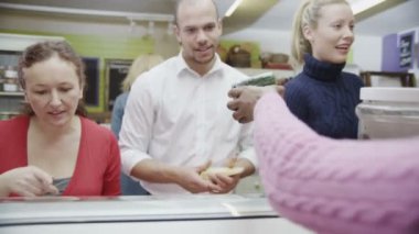 mutlu müşteriler Şarküteri güler yüzlü personeli tarafından sunulmakta