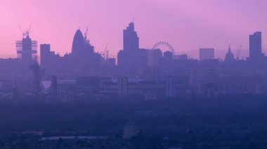 Londra manzarası havadan görünümü puslu bir sonbahar sabahı