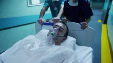 Acil durum ekibi acele hastayı sedye