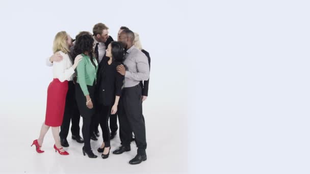 Счастливые деловые люди стоят вместе — стоковое видео