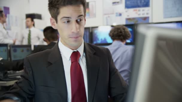 Négociant du marché travaillant au bureau 