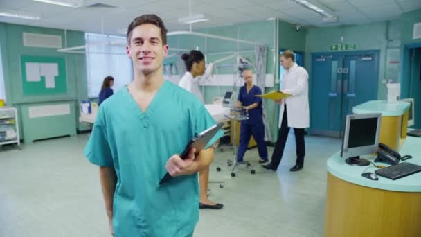 Smiling male nurse on hospital ward — Stock Video