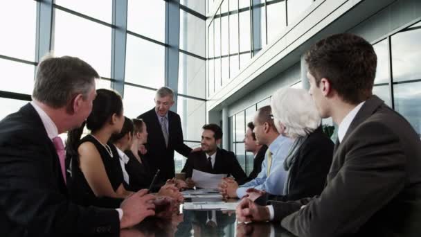 El equipo de negocios celebra una reunión — Vídeos de Stock