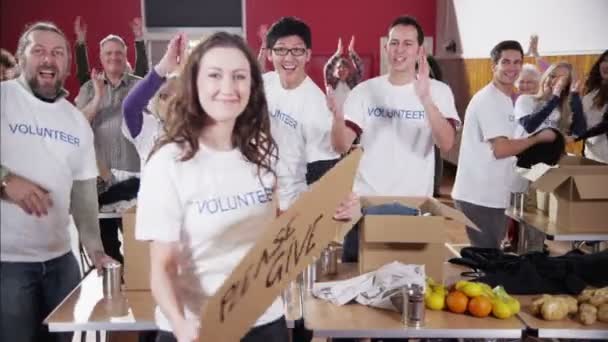 Благотворители принимают пожертвования от членов общины на еду и одежду — стоковое видео