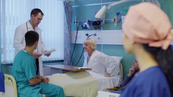 Smiling female nurse on hospital ward — Stock Video