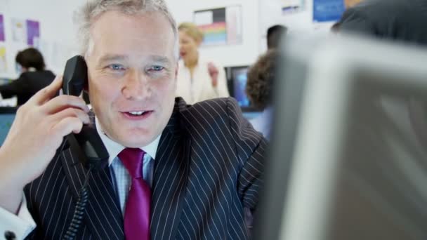 trader du marché fait affaire par téléphone 