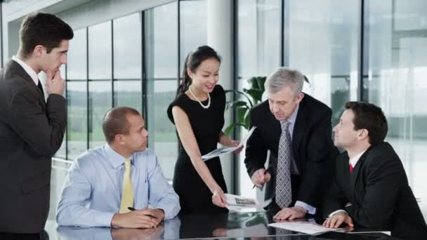 Equipe de negócios está realizando reunião — Vídeo de Stock