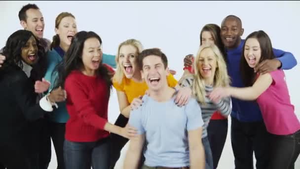Multi grupo étnico de pessoas que estão juntas em roupas casuais coloridas e se divertindo — Vídeo de Stock