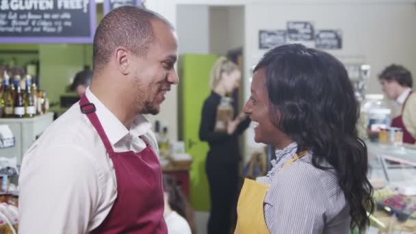 Portret van gelukkig gemengde etniciteit werknemers in een delicatessen of voedsel winkel. — Stockvideo